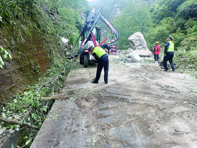 【紧急救援】四川甘孜泸定县6.8级地震 救援力量火速行动