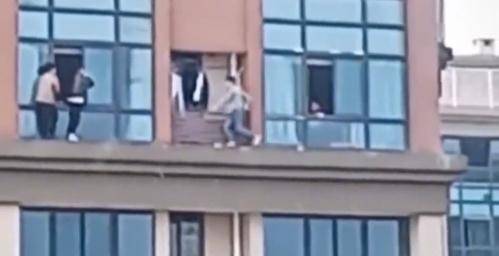 惊险一刻！孩子翻出29楼窗外，居民胆战心惊救援