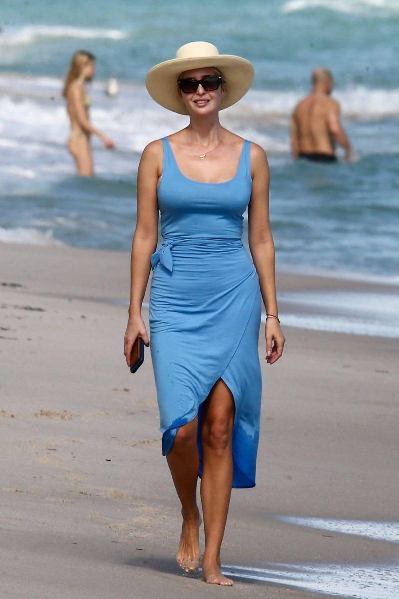 Ivanka伊万卡的微博，夏日海滩风，蓝色裙装尽显模特气质