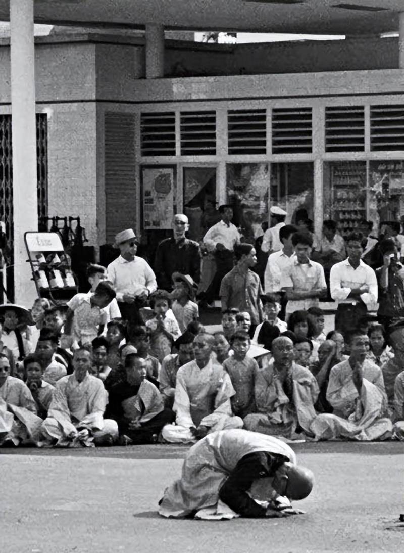 1963年越南高僧圆寂现场，释广德烈火焚身坚定信仰
