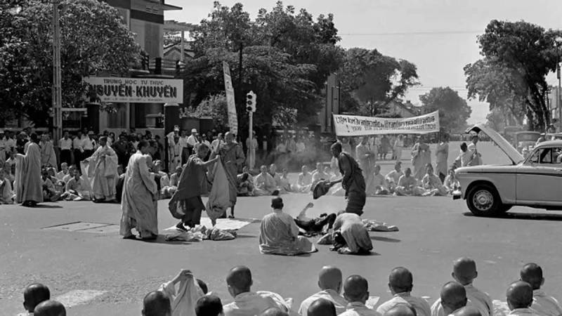1963年越南高僧圆寂现场，释广德烈火焚身坚定信仰