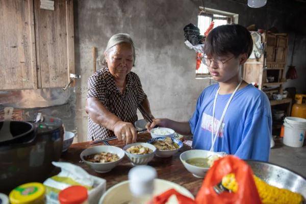 金坚强，亲人离世背债20万，19岁少年笑对人生