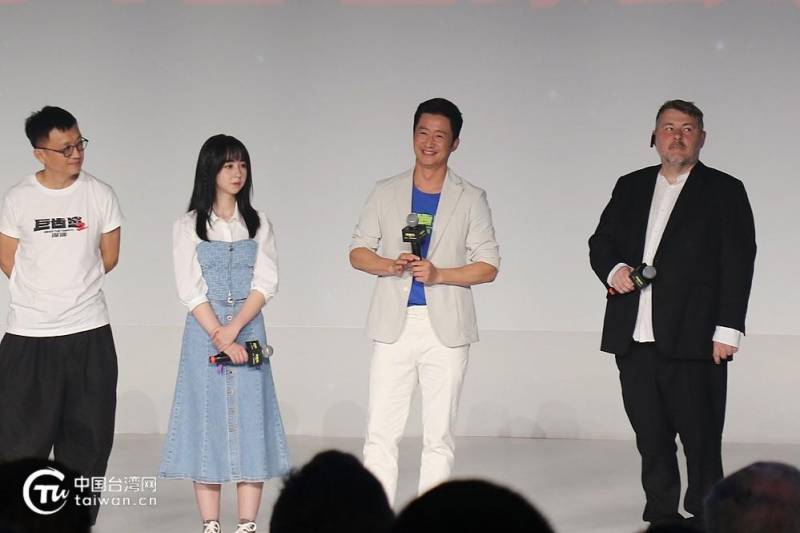 《巨齿鲨2:深渊》首映礼在京举行 吴京点赞期待中国电影新高度