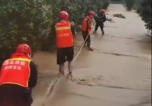 中国随县网微博，随州柳林镇遭遇洪灾，连续11小时暴雨红警