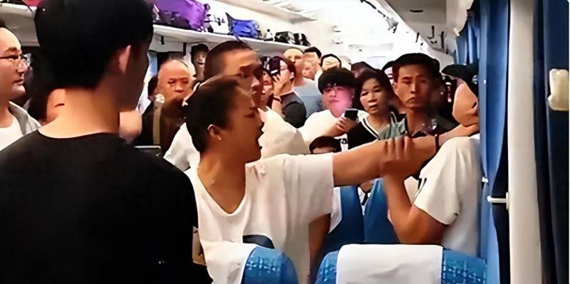 火车一男子发表过激言论，邻座大姐挺身而出锁喉制止，现场画面引争议