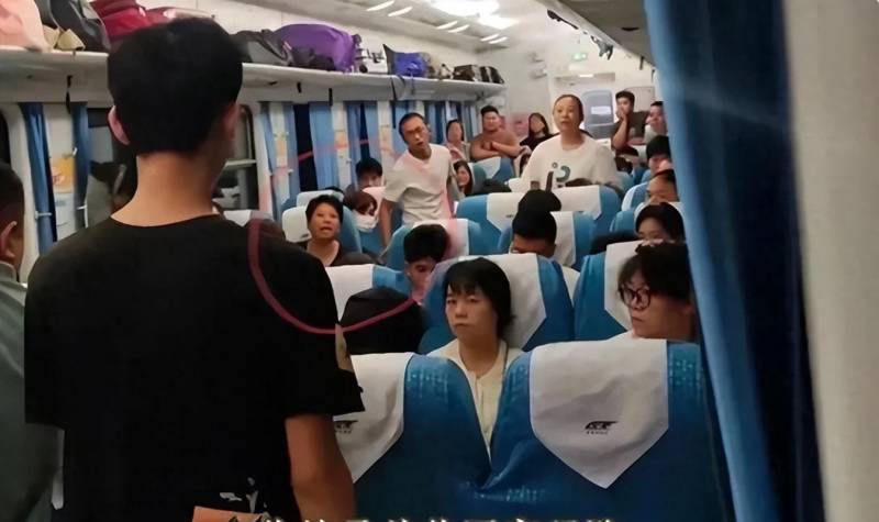 火车一男子发表过激言论，邻座大姐挺身而出锁喉制止，现场画面引争议