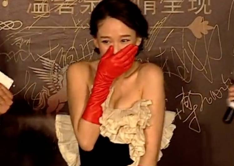 刘亦菲走光图集，肩带意外崩断，红毯瞬间尴尬