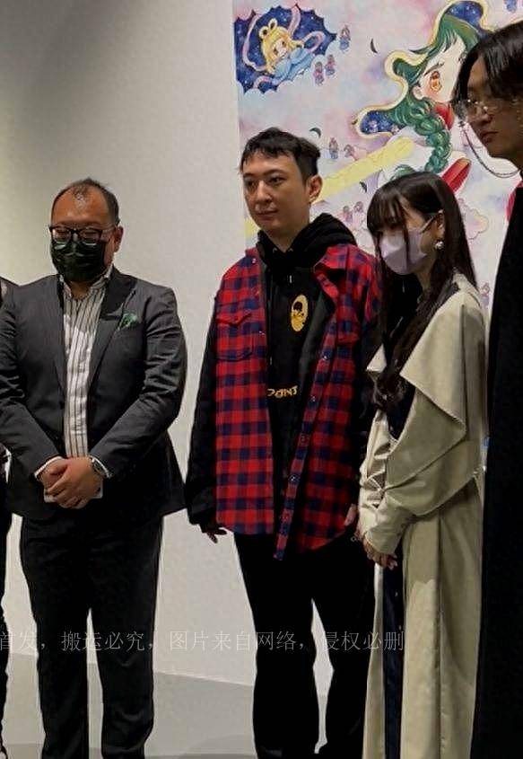 金田凉子微博更新，与王思聪同框艺术展，两人状态对比引关注