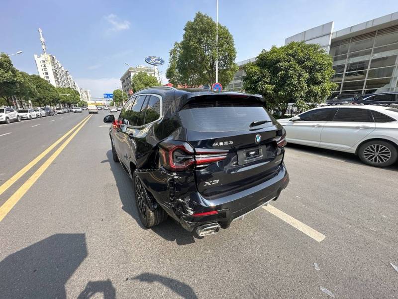 BMW武汉中达江宝微博视频，新车未摸方向盘遭员工撞损
