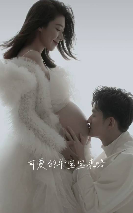 馬可結婚四周年甜蜜慶祝，曬領証照片親吻孕肚