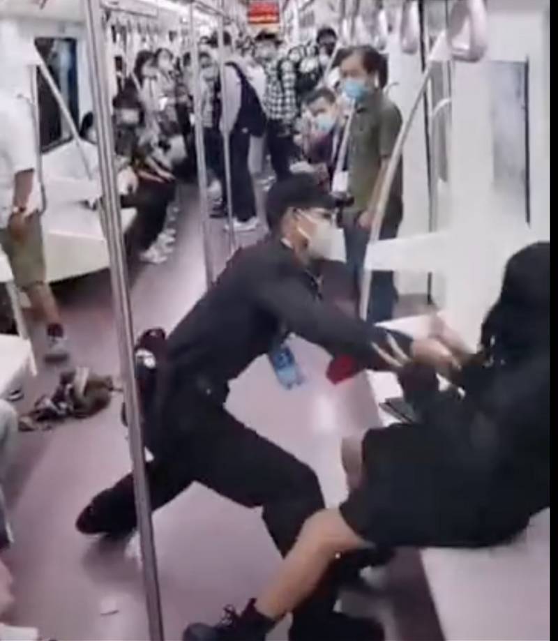 西安地鉄保安拖拽女乘客致衣不蔽躰，官方，影響秩序已報警