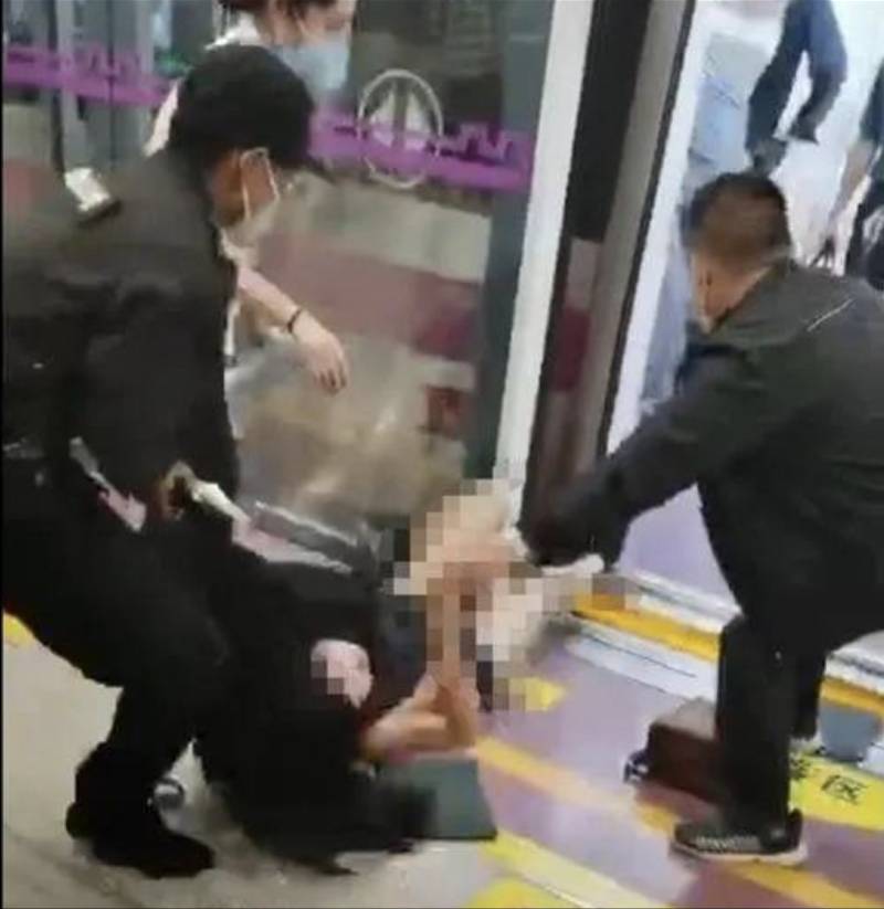 西安地铁保安拖拽女乘客致衣不蔽体，官方，影响秩序已报警