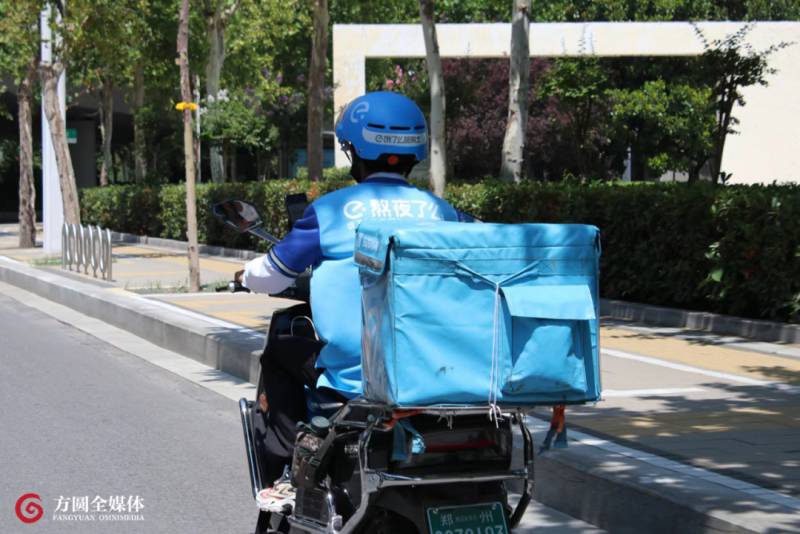 上海交大新生军训，外卖小哥变身助教指导