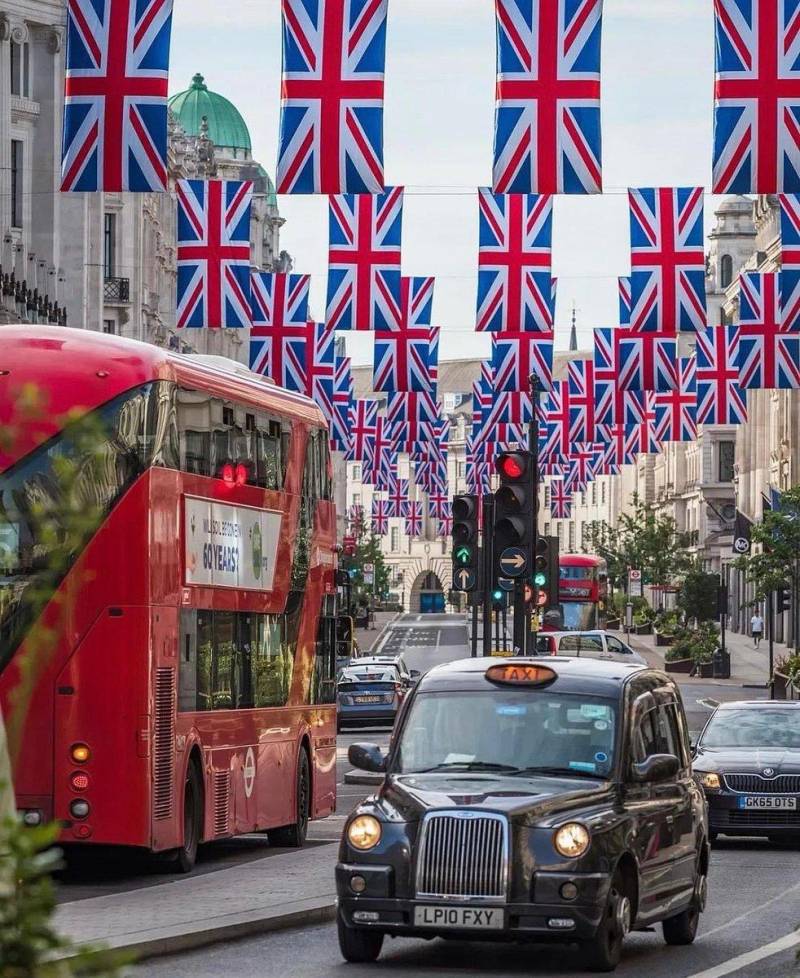 英国女王登基70周年，全国欢庆，路易小王子成焦点