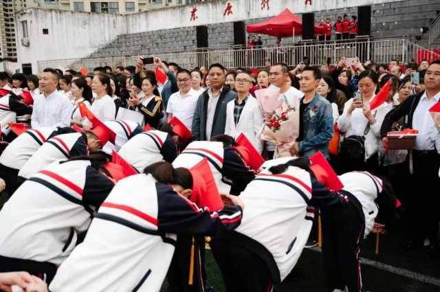 四川省渠县中学庆祝2023届学生成人礼圆满举行