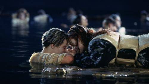 泰坦尼克号杰克露丝船头激吻，永恒爱情的银幕经典