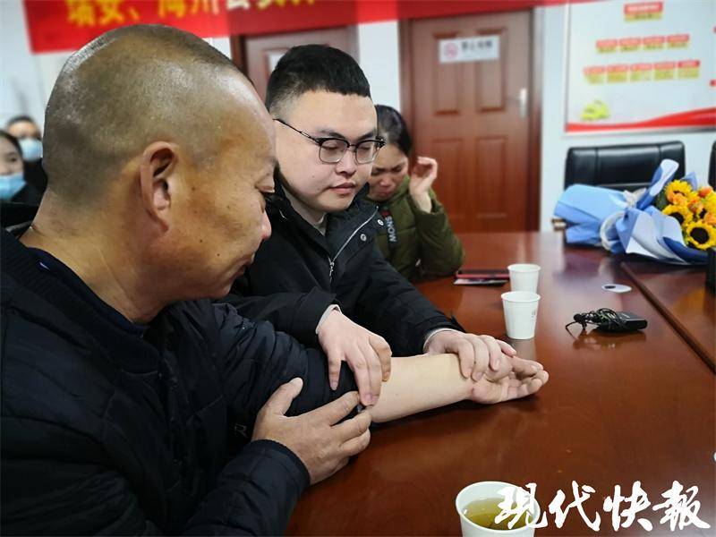 得知被拐27年男孩与父母团圆，助寻民警感慨落泪