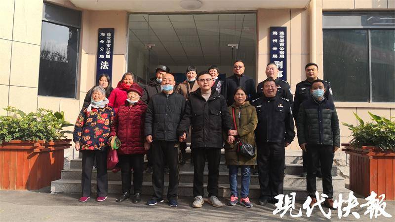 得知被拐27年男孩与父母团圆，助寻民警感慨落泪