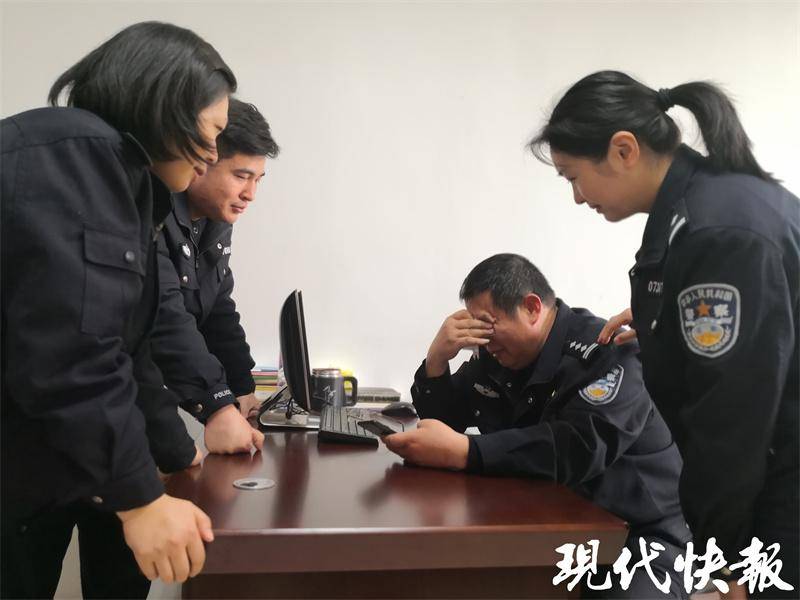 得知被拐27年男孩与父母团圆，助寻民警感慨落泪