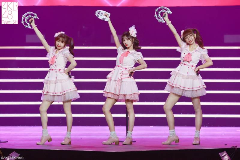 AKB48《UZA》live合集，经典舞台重现，钻石女孩闪耀全场