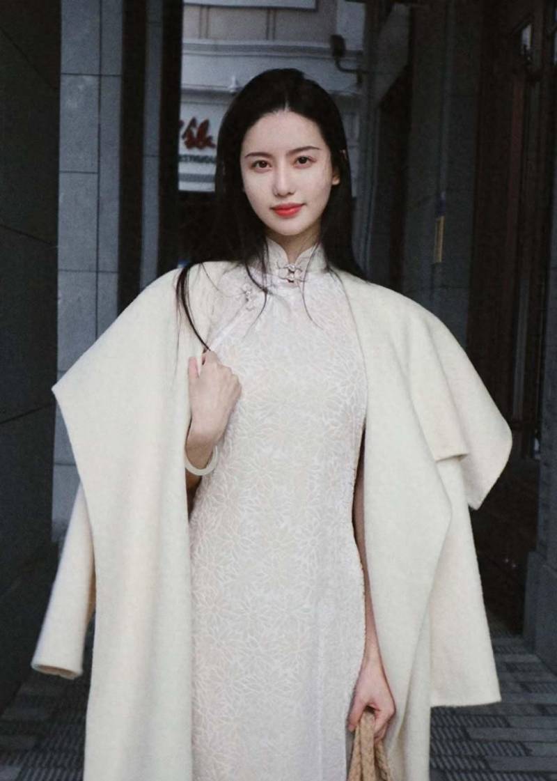 鼕季防風抗寒長旗袍新穿法，上海女子縯繹精致貴氣風格