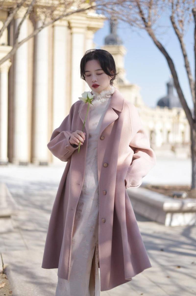 冬季防风抗寒长旗袍新穿法，上海女子演绎精致贵气风格