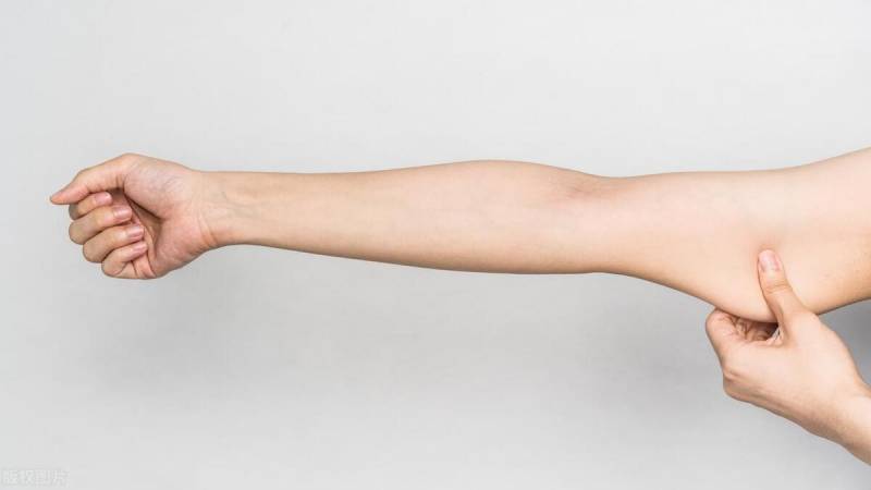 手臂训练，3个方法+哑铃动作，打造细长双臂