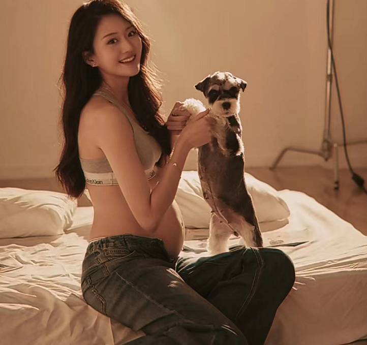 北京孕妇写真，时尚辣妈穿背心秀孕肚，笑容灿烂紧抱爱犬
