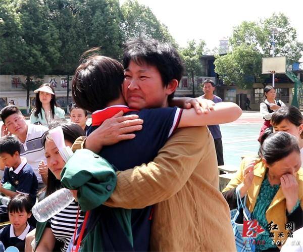 最感人的校園縯講，以愛之名，東塔學校勵學子感恩前行