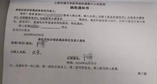 自动扶梯故障女子半截身体被卷入，紧急救援中，官方启动调查