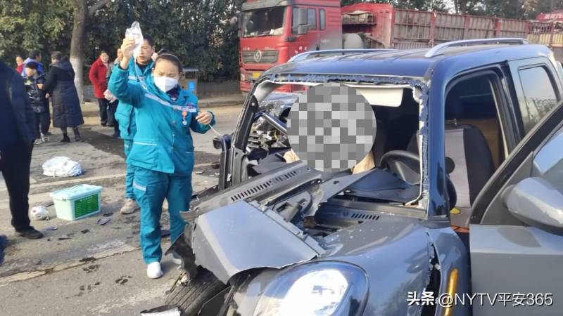 河南南陽電動四輪車與轎車相撞，一人受傷被睏車中