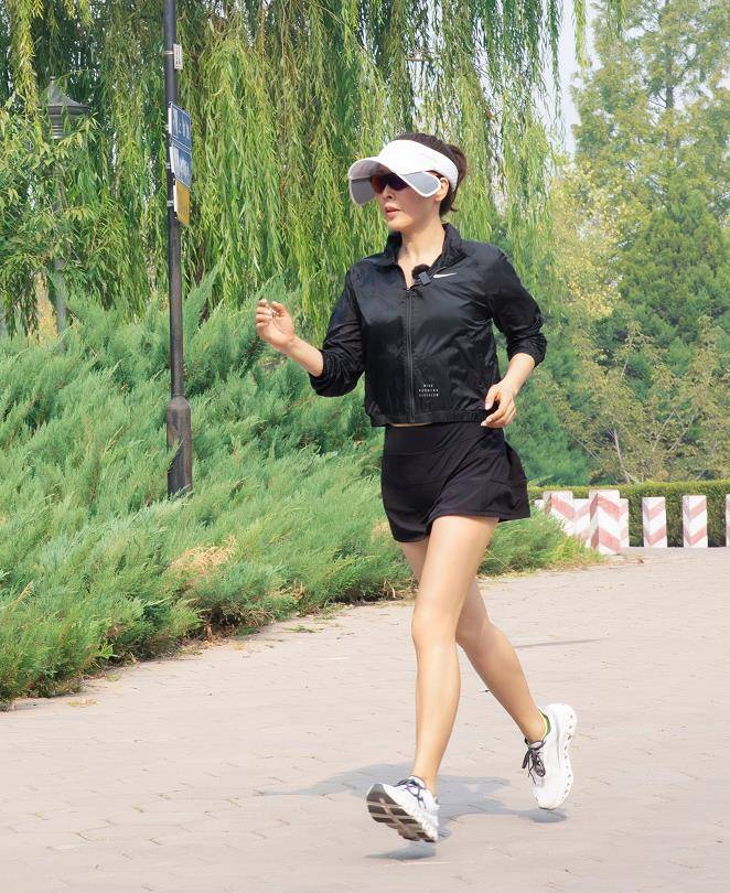 歌手孫悅超話，公園慢跑狂熱粉，穿戴潮流裝備成焦點