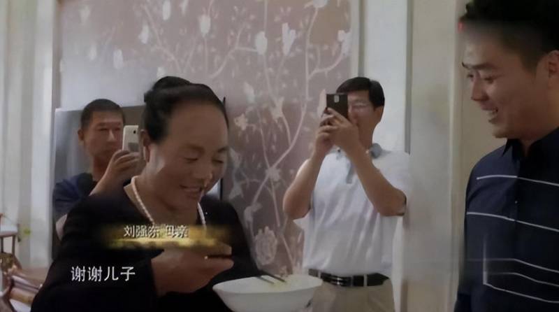 社会镜头，刘强东返乡宿迁 挑勺做长寿面为母祝寿