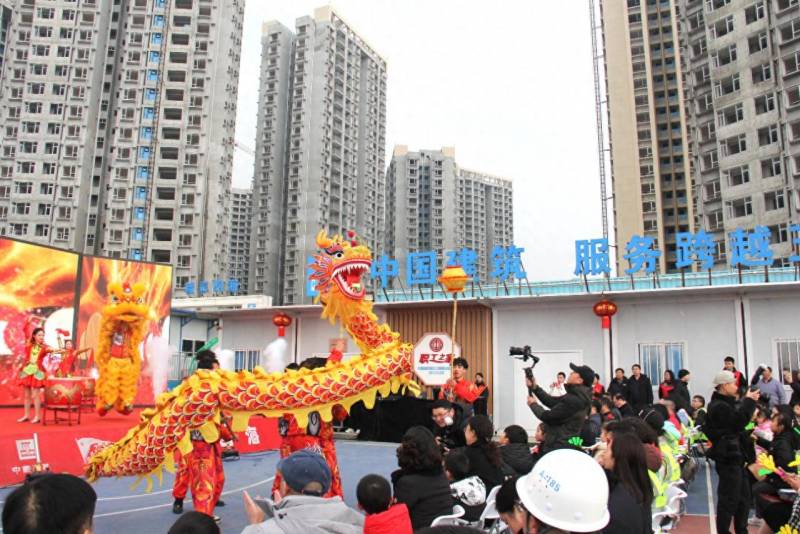 温馨时刻，农民工子女工地与父母共度迎新年