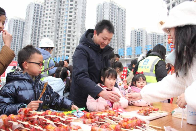 温馨时刻，农民工子女工地与父母共度迎新年