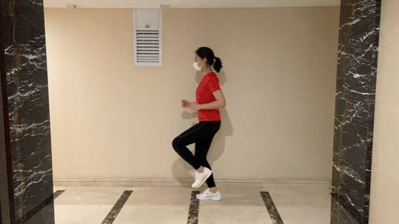 原地慢跑运动，掌握正确方法，室内锻炼的首选
