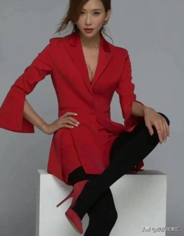 林志玲丝袜红黑搭配，时尚界的视觉盛宴