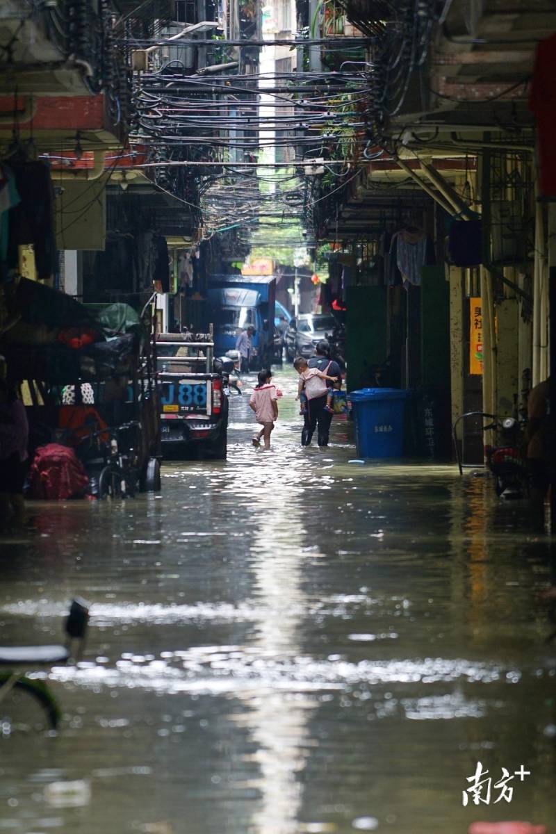 四川暴雨餐厅积水，食客悠然品尝，边吃边嬉水