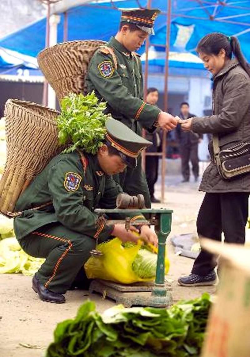 武警打架视频，35年前炊事班老兵教训街头混混