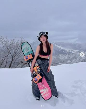 郭书瑶舞台身材火辣，性感滑雪照引万人狂赞！