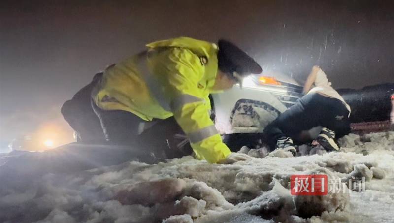 湖北高速微博，雨雪无阻，路政人员坚守除雪保通行