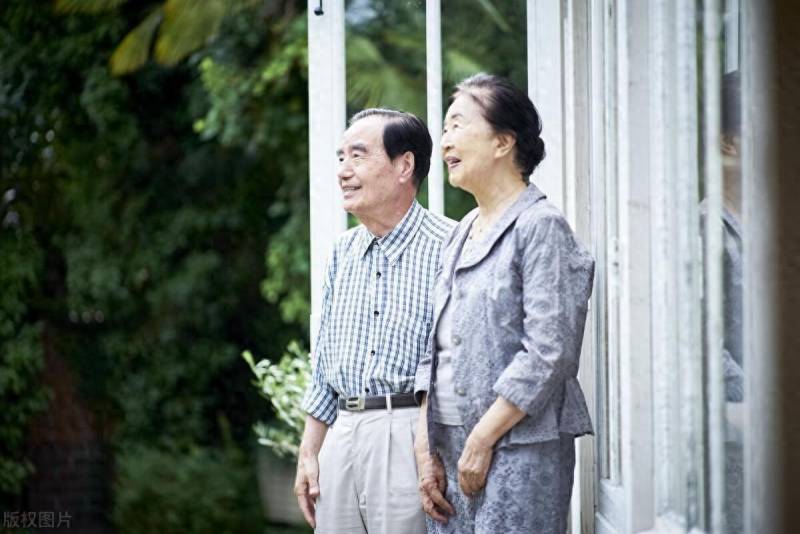 富婆癡戀帥氣理發師，求婚現場前夫揭露真相，小夥驚訝不已