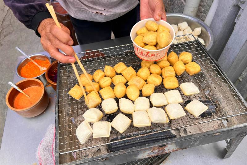 逛吃云南特色美食，八种必尝美味，过桥米线只能靠边站