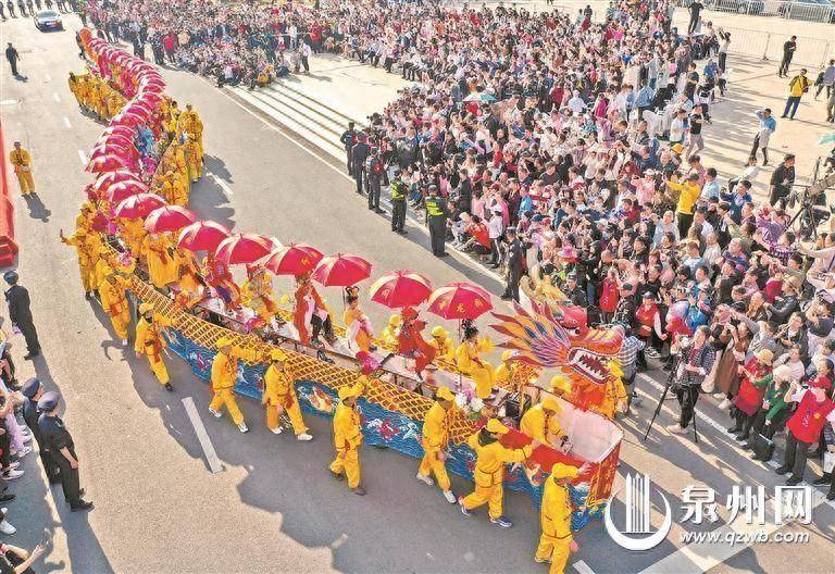 泉州踩街五大剧种乐团亮出绝活，民俗盛会喜乐满溢