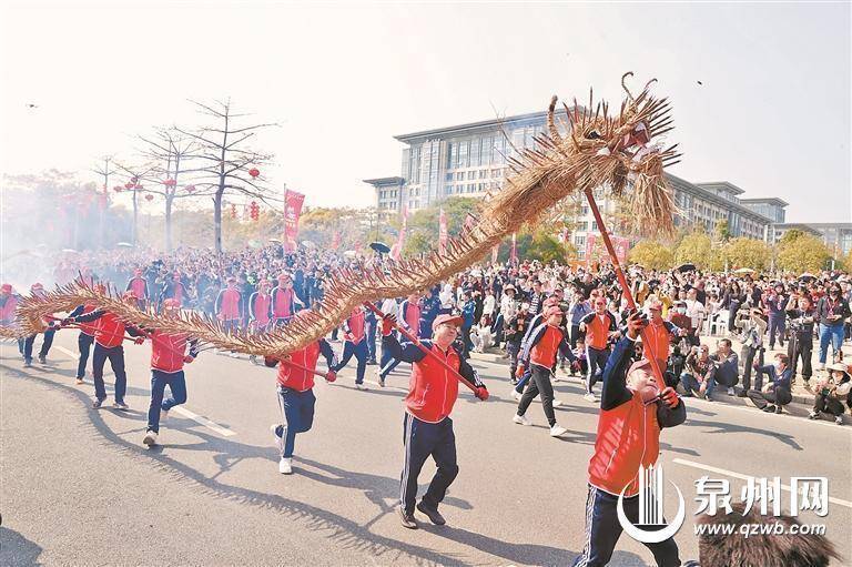 泉州踩街五大剧种乐团亮出绝活，民俗盛会喜乐满溢