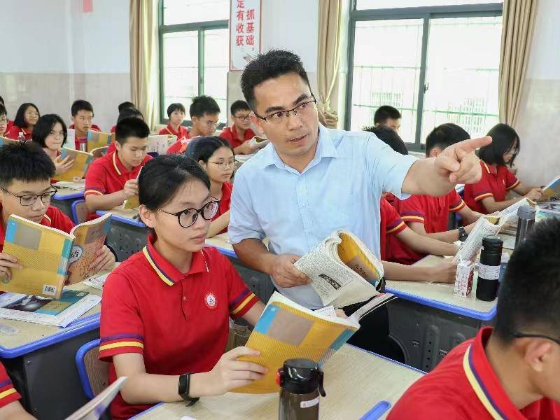 吳鵬程愛生如子，桃李滿園春常在——東湖中學教師風採