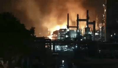 齊魯石化一工廠突發爆燃，現場緊急應對中