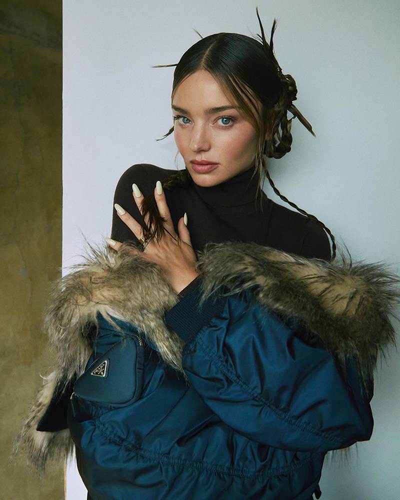 Miranda Kerr 登上最新时尚杂志封面，优雅演绎风采