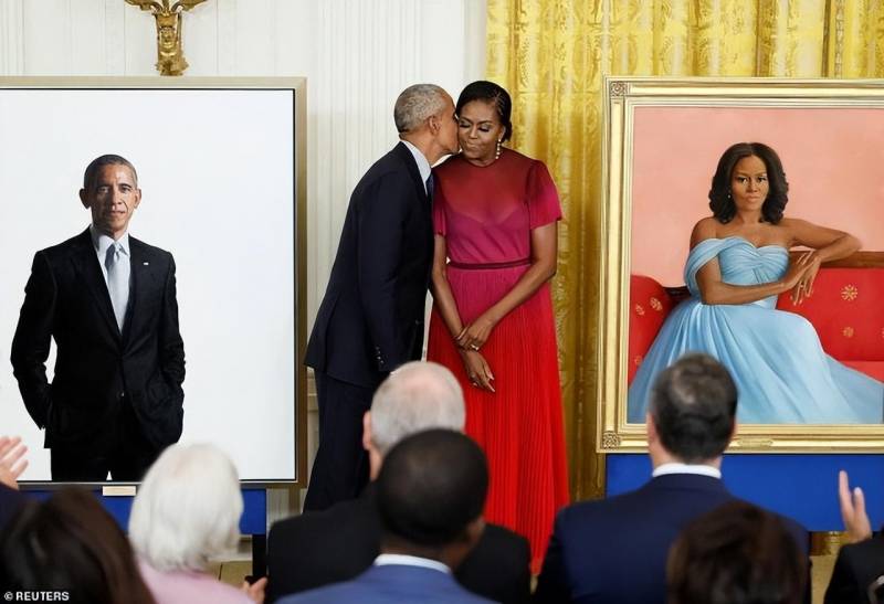 特朗普夫妇拜访奥巴马并赠送礼物，米歇尔透视裙优雅抢眼