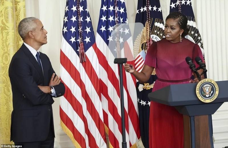 特朗普夫妇拜访奥巴马并赠送礼物，米歇尔透视裙优雅抢眼